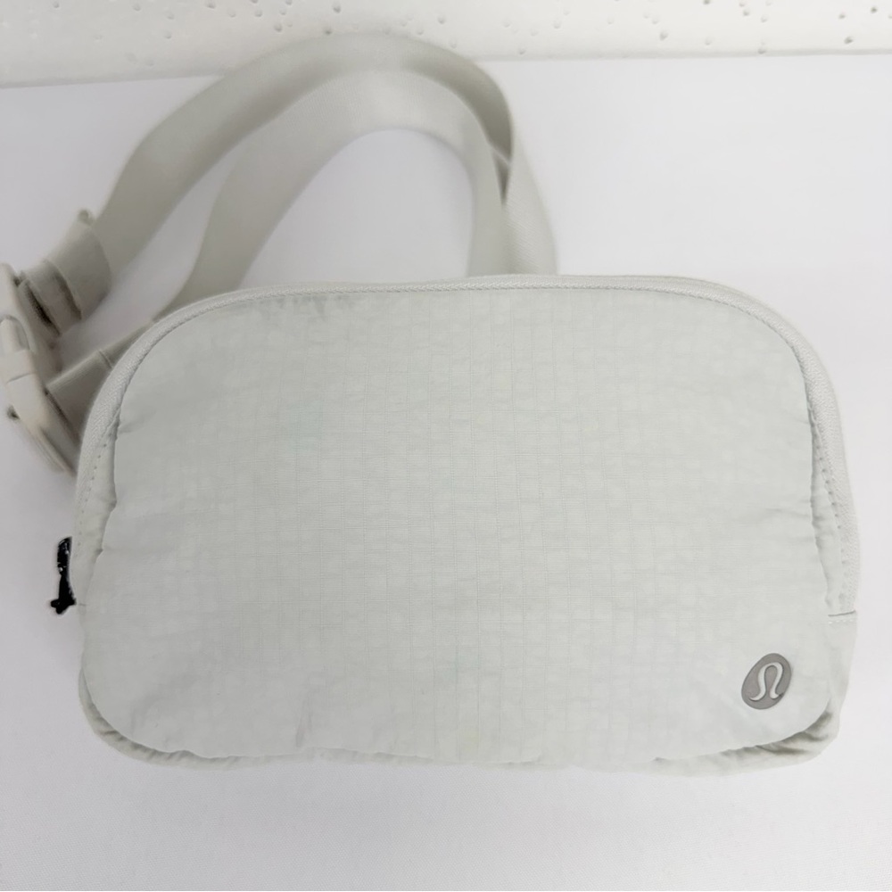 Lululemon Light Gray Everywhere Belt Bag Fanny Pack